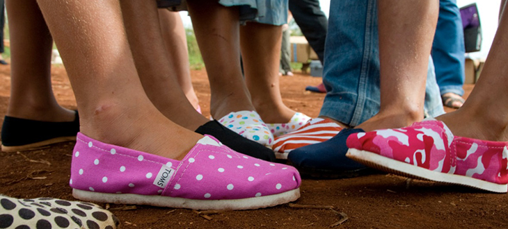あなたが靴を一足買うと、途上国の子どもに靴が一足贈られる。One for One®　TOMSが掲げるギビングプログラム